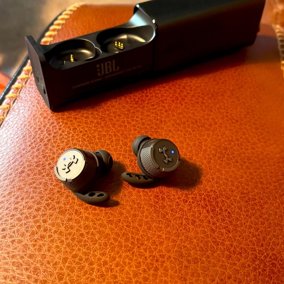 NEVER USED JBL X Under Armour waterproof sport earbuds - Picture 6 of 7